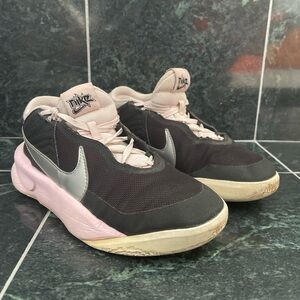 Nike Team Hustle D 10 Black Pink Foam (GS)